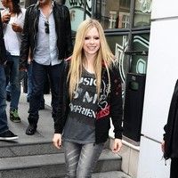 Avril Lavigne is all smiles as she leaves her Paris hotel photos | Picture 77887